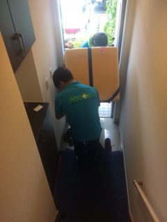 ソファ搬出作業風景